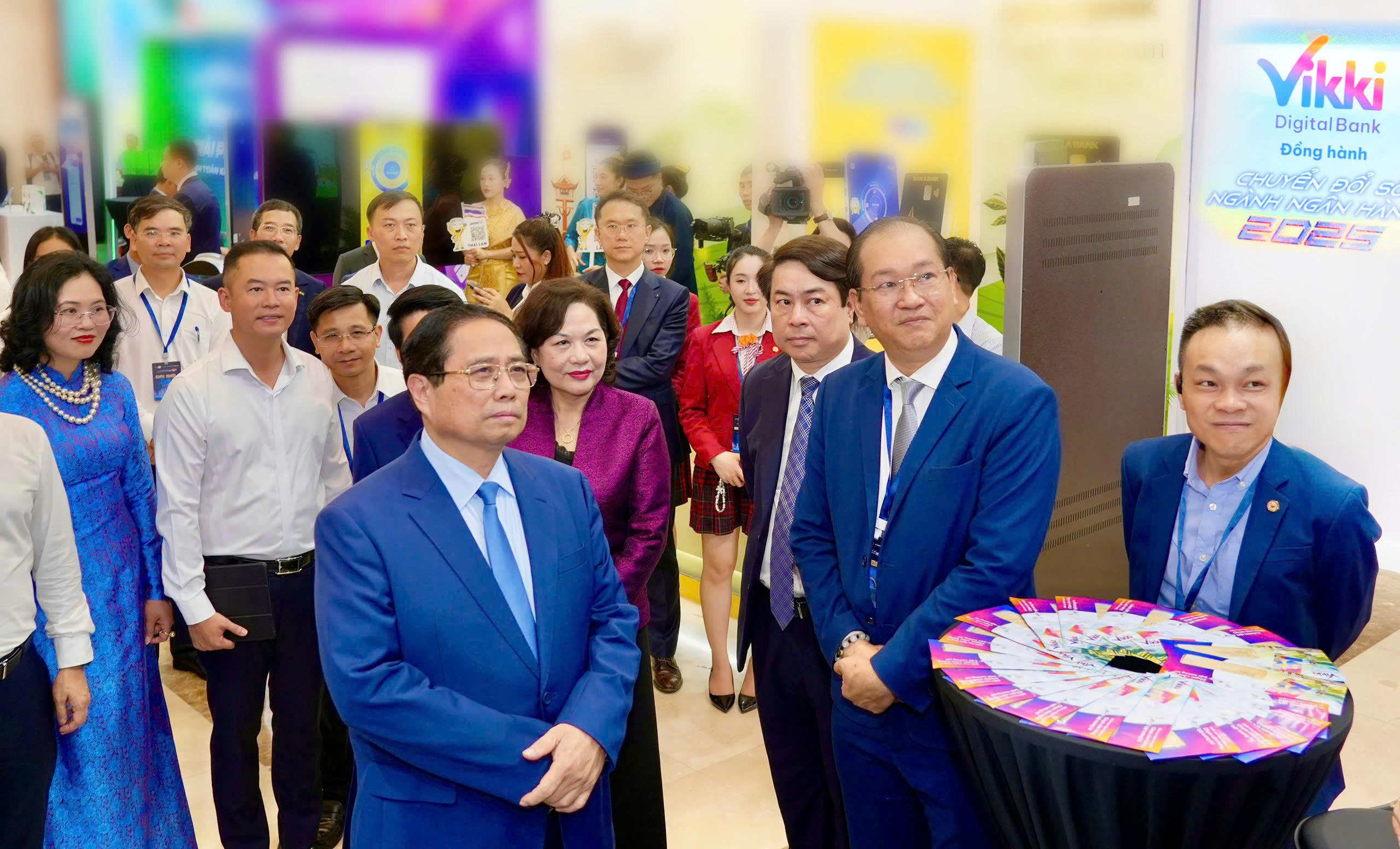 Ông Trần Xuân Huy - Tổng Giám đốc Vikki Digital Bank trình bày trước Thủ tướng Phạm Minh Chính và Thống đốc NHNN.