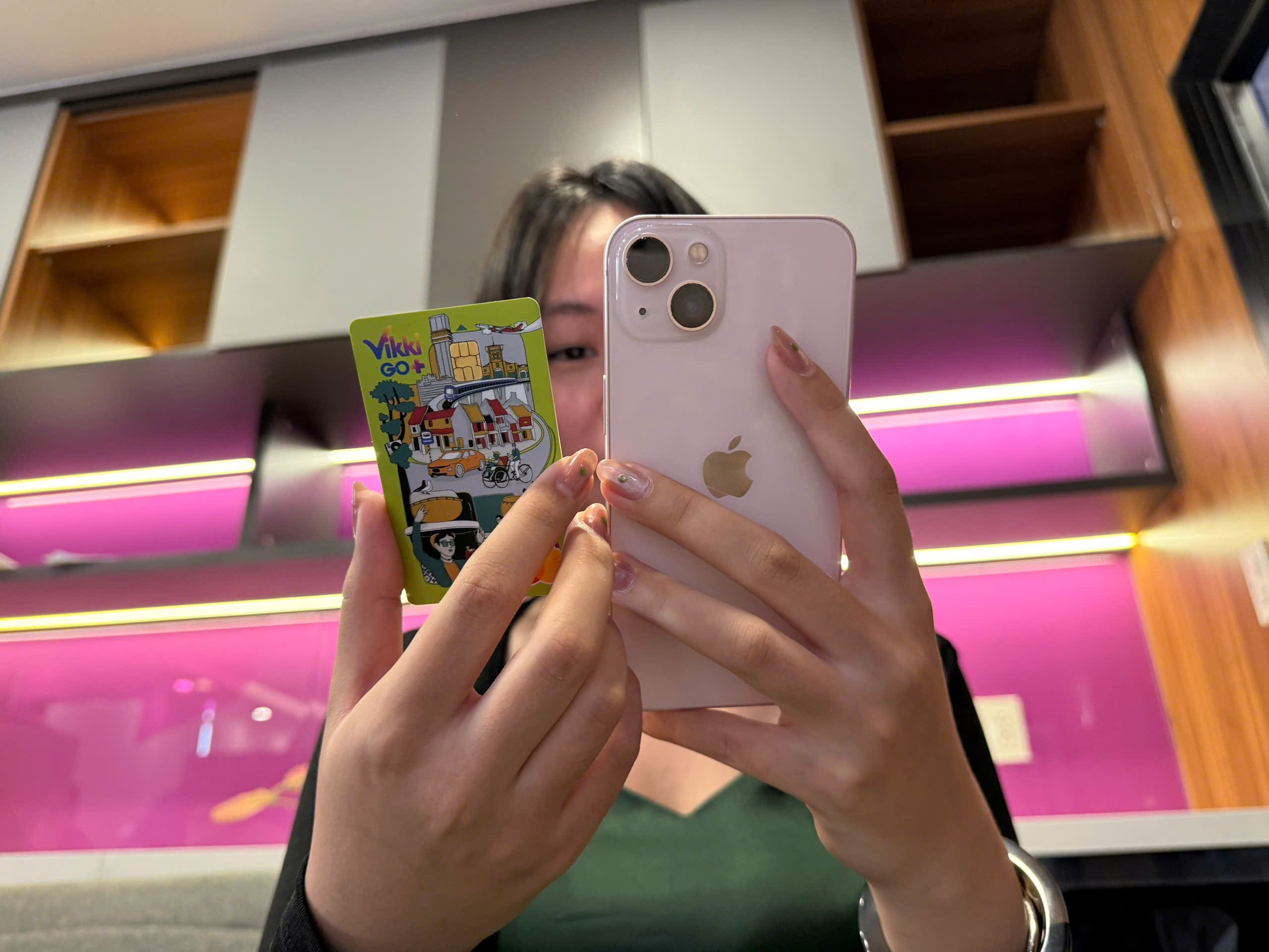 Chi tiêu bằng thẻ tín dụng giúp bạn thanh toán nhanh chóng, linh hoạt mà không cần có sẵn tiền trong tài khoản tại thời điểm giao dịch.