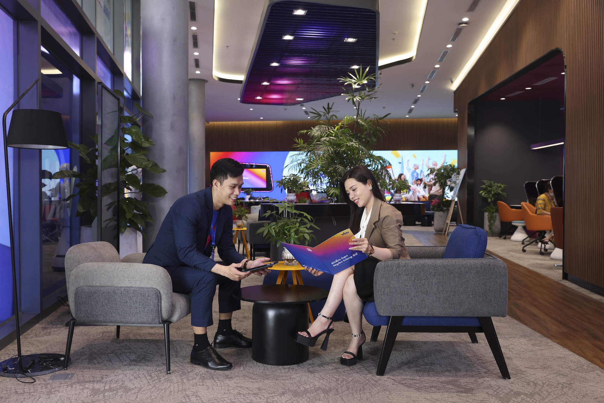 Nhân viên Vikki Digital Bank luôn nồng ấm với mỗi khách hàng
