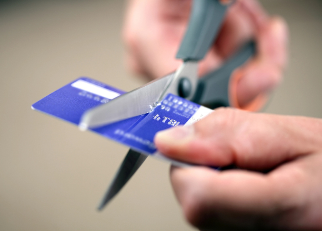 Khi thẻ hết hạn hoặc không còn sử dụng, hãy cắt/bẻ nhỏ phần băng từ và con chip.