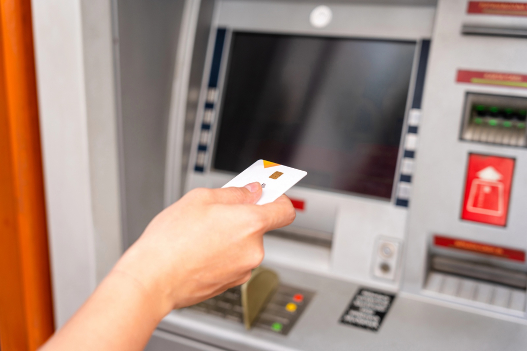 Đã có rất nhiều vụ việc thẻ bị gắn thiết bị skimming tại cây ATM được ghi nhận.