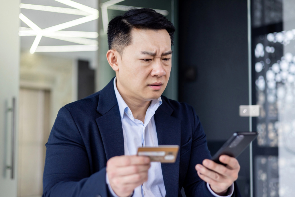 Khi phát hiện những giao dịch lạ từ tài khoản ngân hàng, hãy nhanh chóng khóa thẻ khẩn cấp và khoá tài khoản ngân hàng.