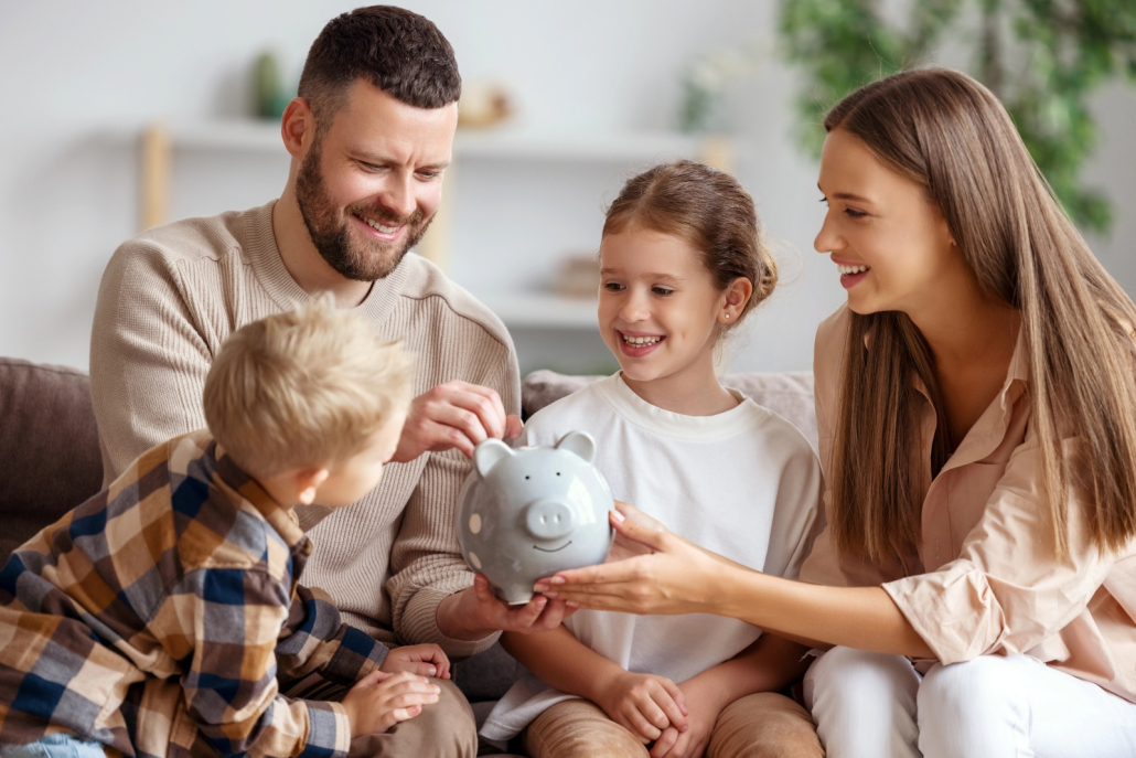mở sổ tiết kiệm dài hạn đứng tên cha mẹ là một cách gửi tiết kiệm cho con