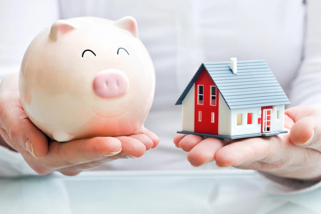 Vợ chồng trẻ gửi tiết kiệm chung để xây dựng quỹ mua nhà trong tương lai.
