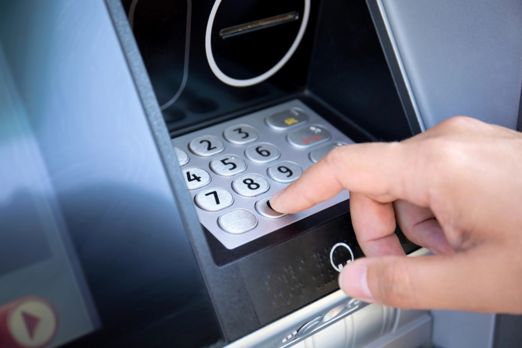 Rút tiền tại ATM rất đơn giản, chỉ cần đưa thẻ vào máy, nhập mã PIN, chọn số tiền và nhận tiền mặt trong vài phút.