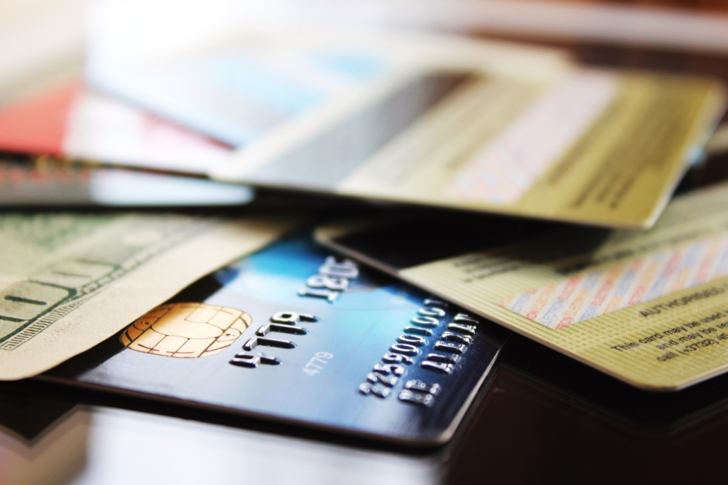 Khi bị nuốt thẻ ATM hãy liên hệ ngay với ngân hàng.
