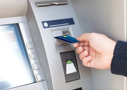 hướng dẫn cách rút tiền atm