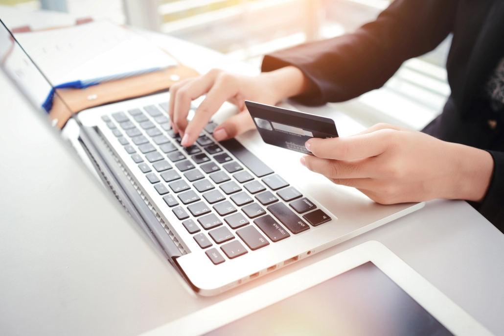 Lưu ý để dùng thẻ ATM an toàn là chỉ mua sắm trên các website uy tín.