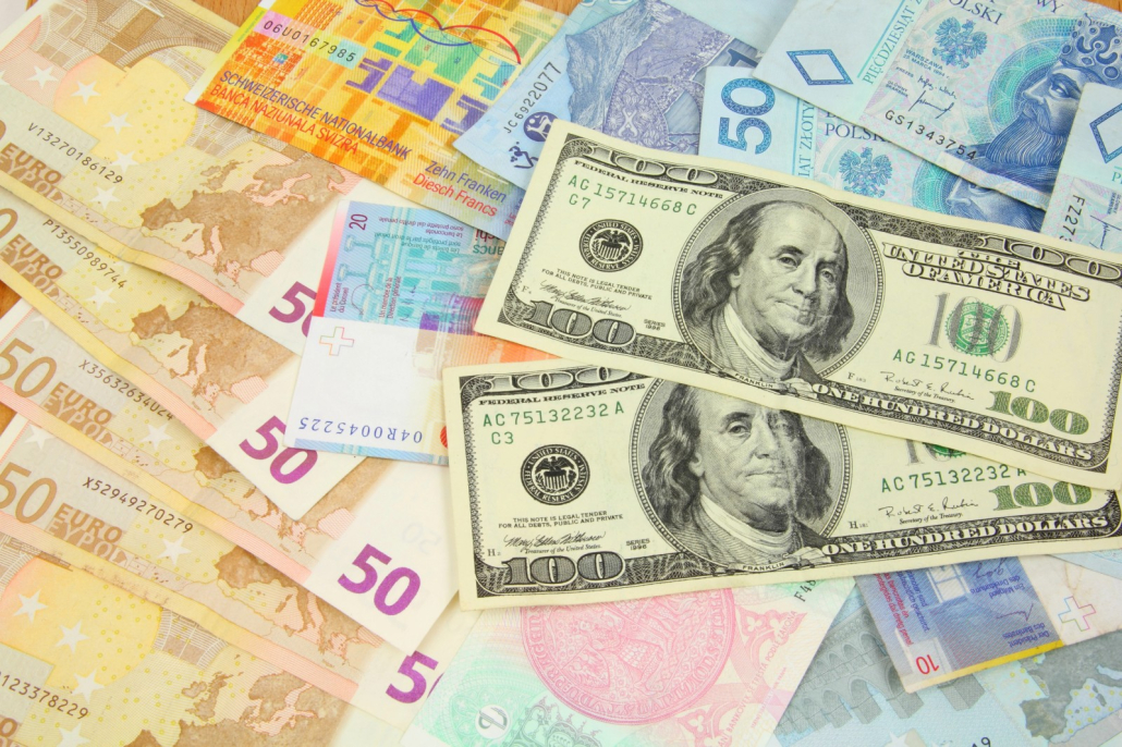 Tại Việt Nam, USD và EUR là hai ngoại tệ phổ biến nhất trong giao dịch thương mại, du lịch và đầu tư.