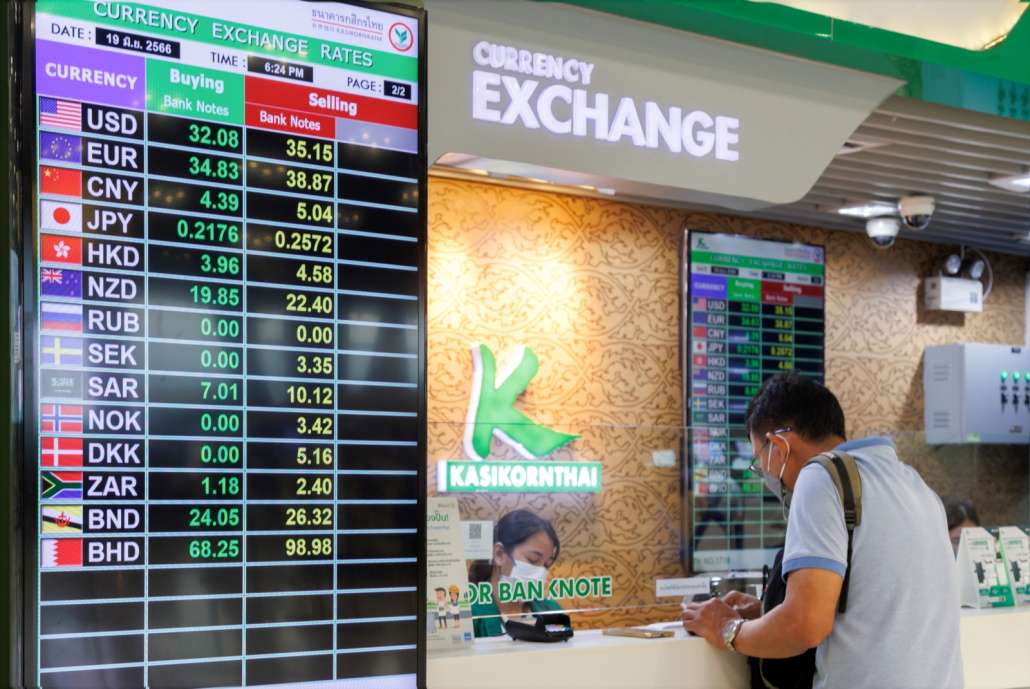 Quy trình đổi tiền tại sân bay khá đơn giản, giúp tiết kiệm thời gian và phù hợp cho những người không kịp đổi tiền trước đó.