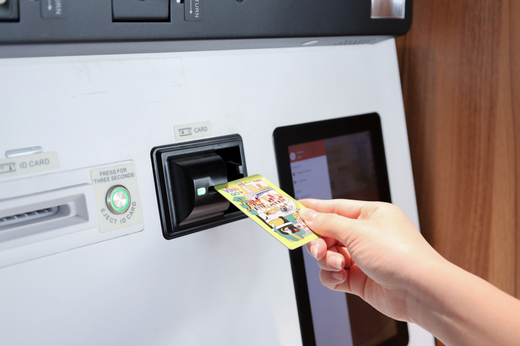 Thẻ ATM cho phép bạn rút tiền, chuyển khoản, kiểm tra số dư