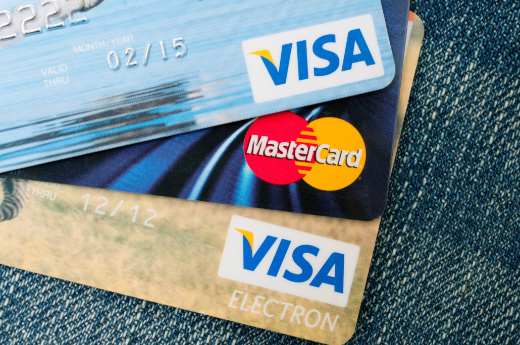 Visa và Mastercard đều là mạng lưới thanh toán quốc tế lớn với khả năng thanh toán toàn cầu và bảo mật cao.