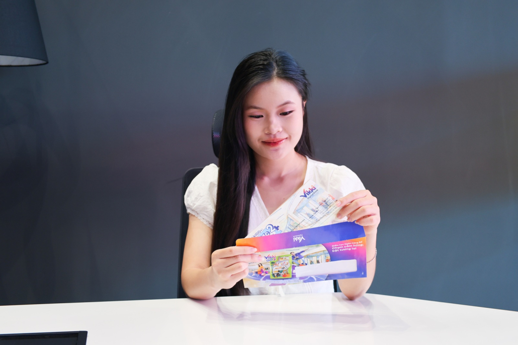 Sau khi mở thẻ tín dụng VikkiGO online, nhận thẻ tận nơi
