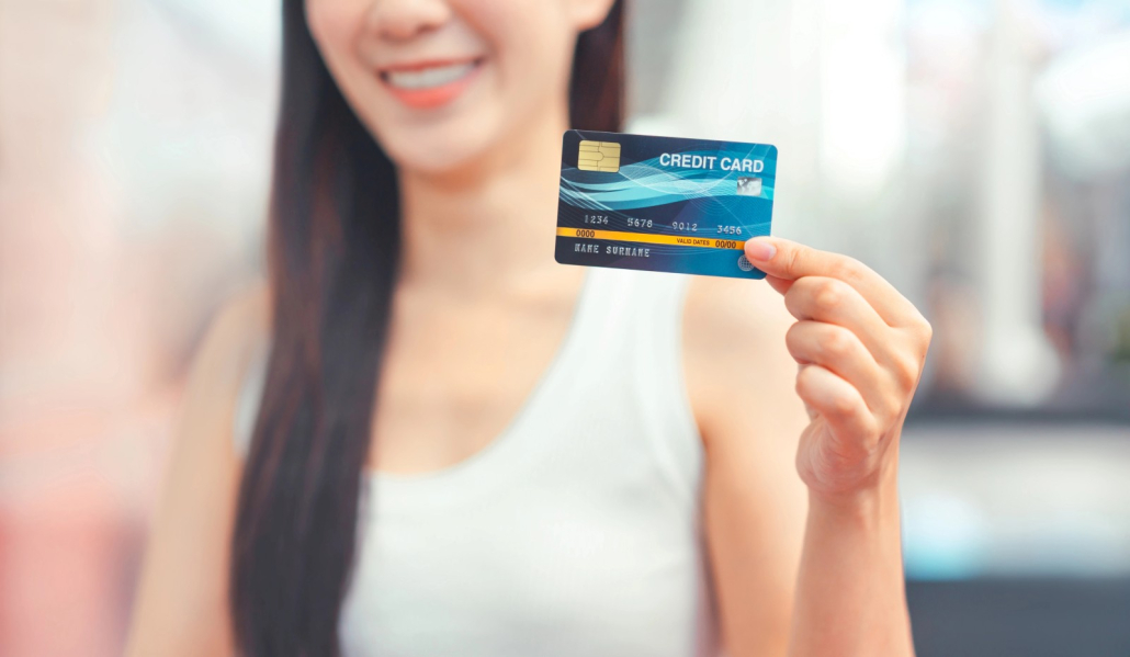 Muốn chi tiêu an toàn, kiểm soát ngân sách - chọn thẻ thanh toán. Cần linh hoạt tài chính, nhiều ưu đãi - chọn thẻ tín dụng.