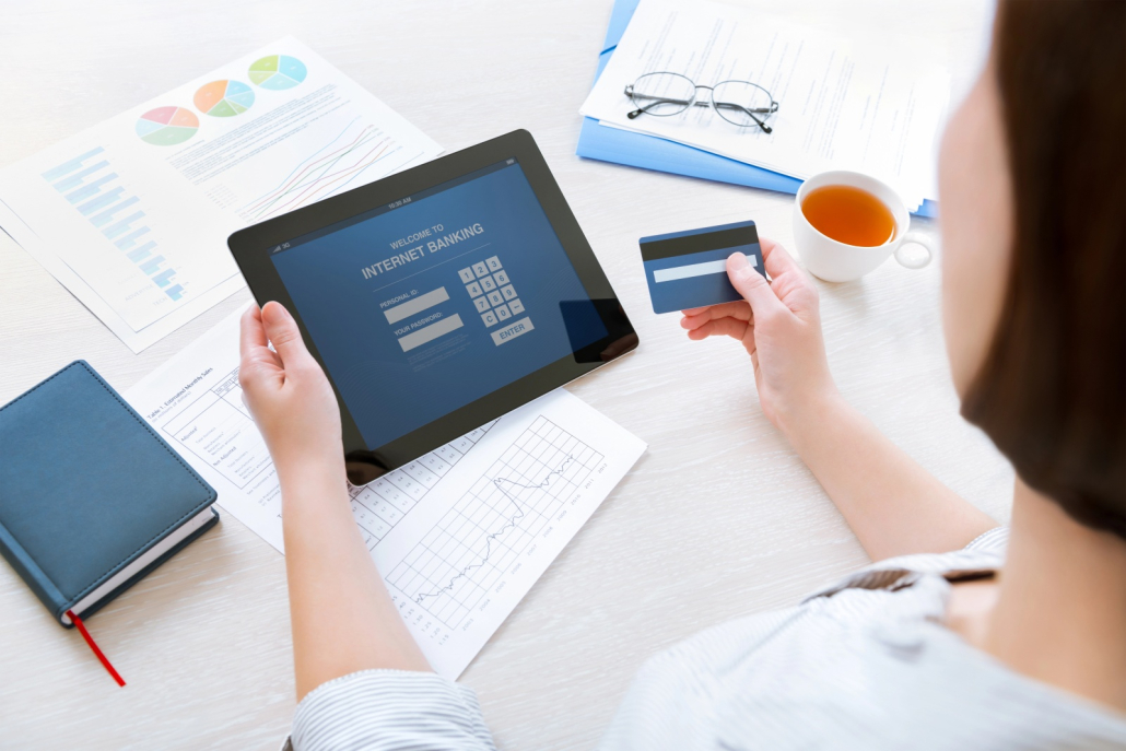 Người dùng thực hiện gửi tiết kiệm online thông qua điện thoại thông minh một cách thuận tiện