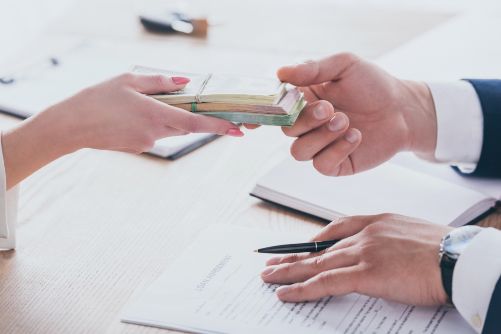 Tái tài trợ phù hợp với doanh nghiệp muốn linh hoạt quản lý nợ và giảm gánh nặng tài chính.