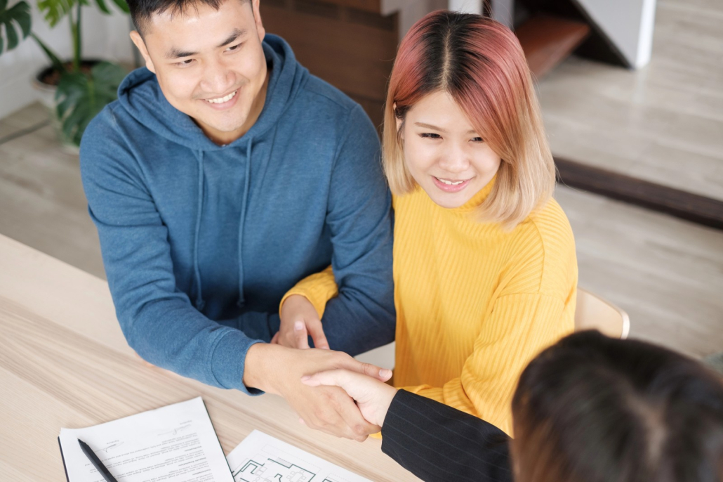 Khi vay thế chấp sổ đỏ, bạn cần lưu ý kỹ về lãi suất, thời hạn vay và các loại phí phát sinh để tránh áp lực tài chính về sau.
