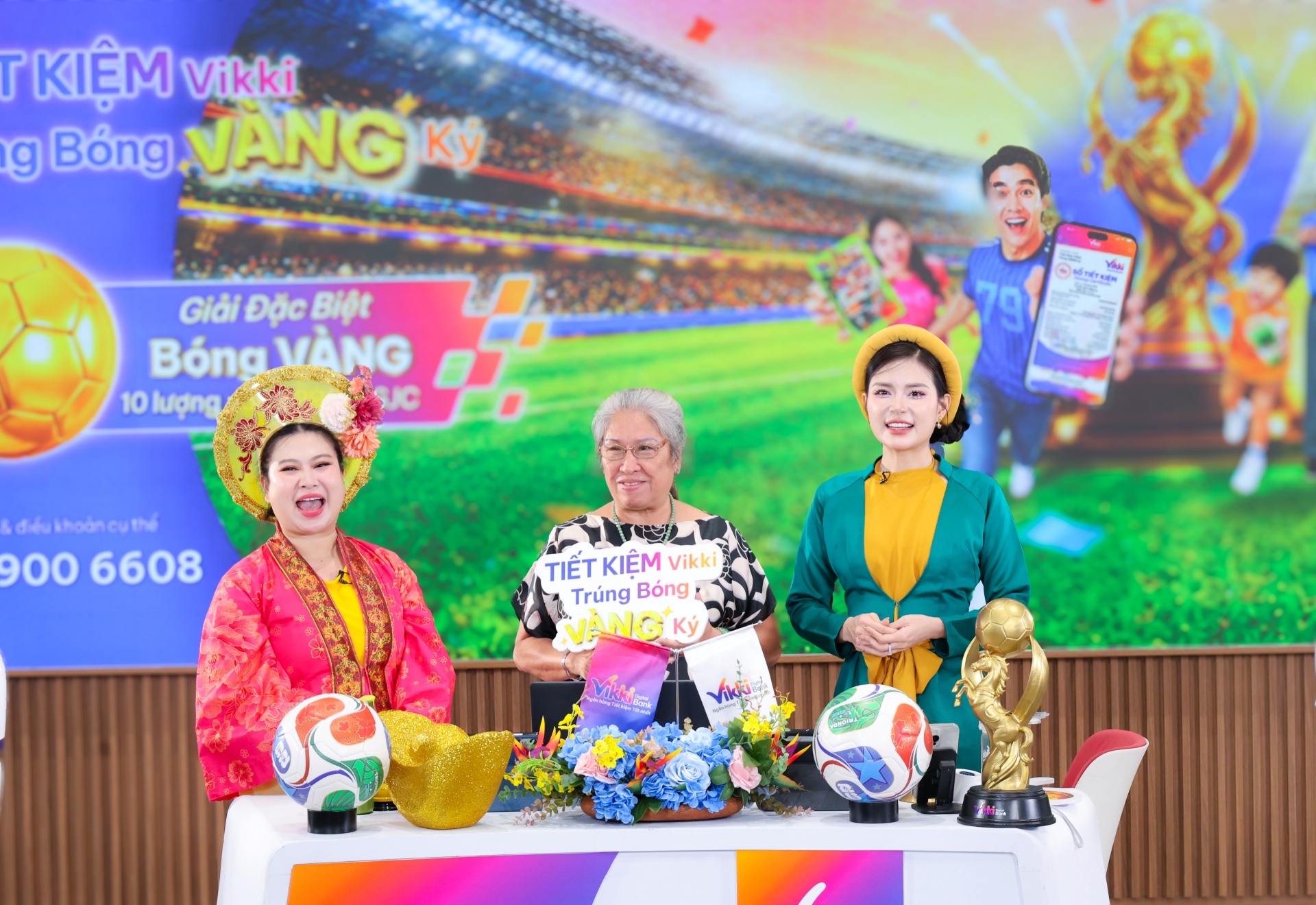 Khách hàng tham gia quay số tại phiên livestream “TIẾT KIỆM Vikki - Trúng Bóng VÀNG ký”