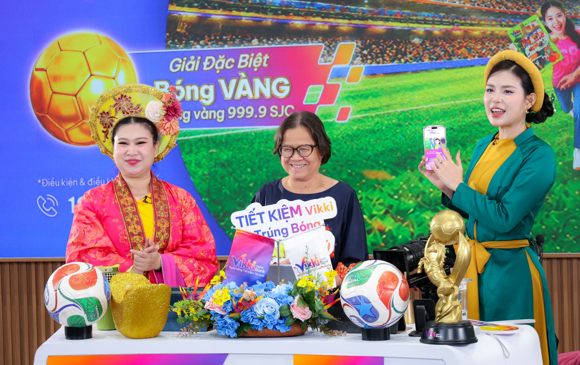 Khách hàng tham gia quay số tại phiên livestream “TIẾT KIỆM Vikki - Trúng Bóng VÀNG ký”