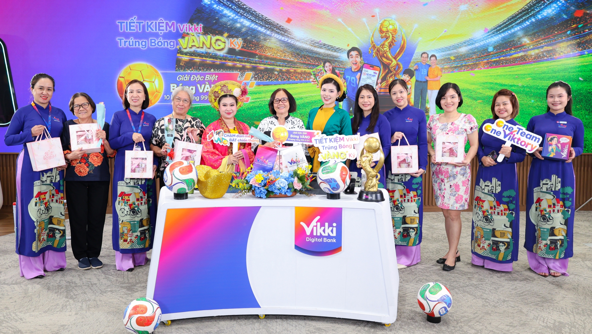 CBNV Vikki Digital Bank và khách hàng Khách hàng tham gia tại phiên livestream “TIẾT KIỆM Vikki - Trúng Bóng VÀNG ký”