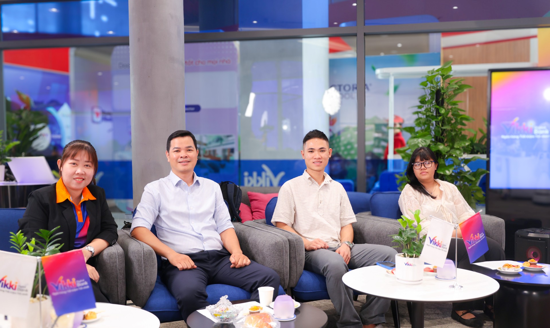 CBNV Vikki Digital và khách hàng tại phiên livestream “TIẾT KIỆM Vikki - Trúng Bóng VÀNG kỳ” tuần 14
