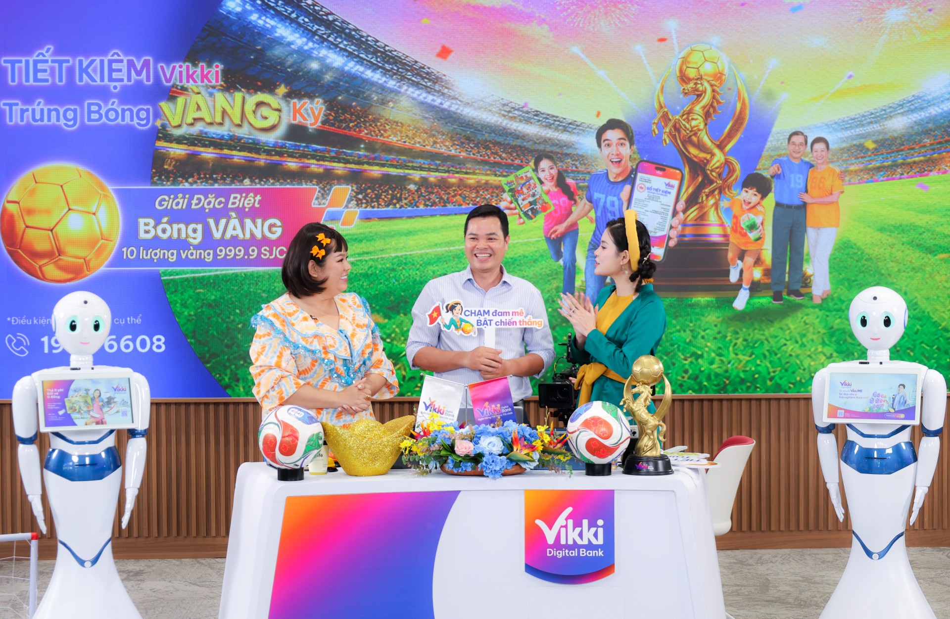 Khách hàng thực hiện quay số tại phiên livestream “TIẾT KIỆM Vikki - Trúng Bóng VÀNG kỳ” tuần 14