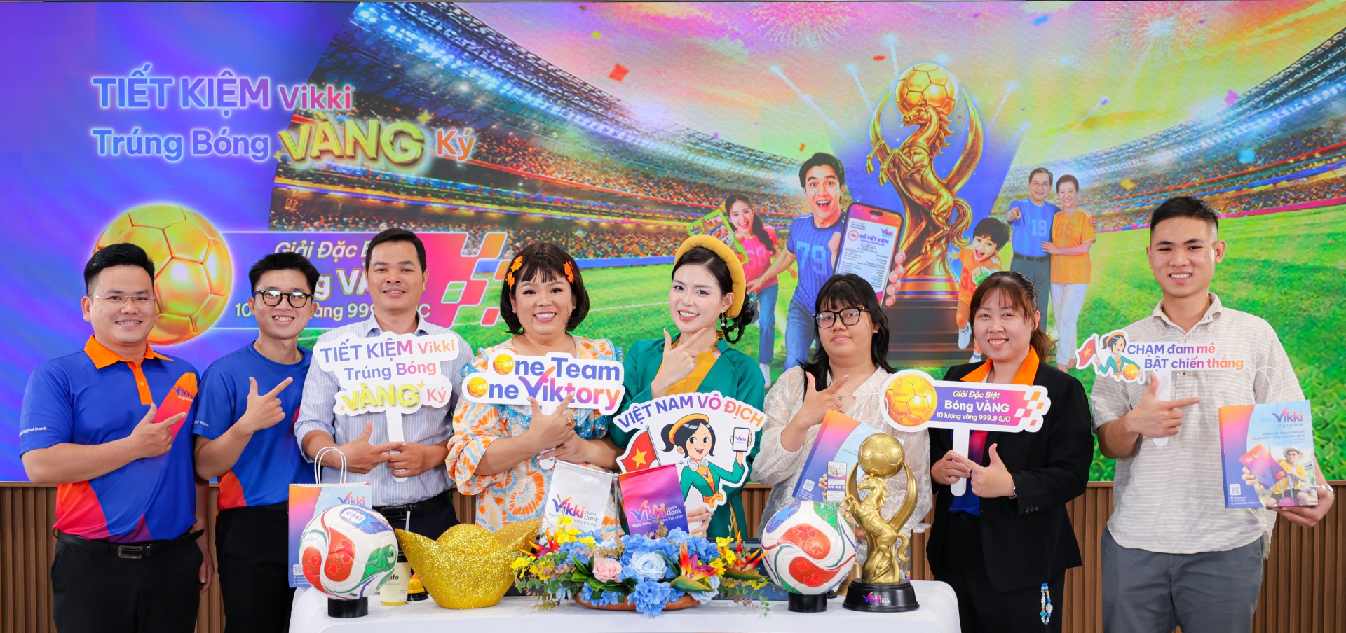 CBNV Vikki Digital Bank và khách hàng tại phiên livestream “TIẾT KIỆM Vikki - Trúng Bóng VÀNG kỳ” tuần 14