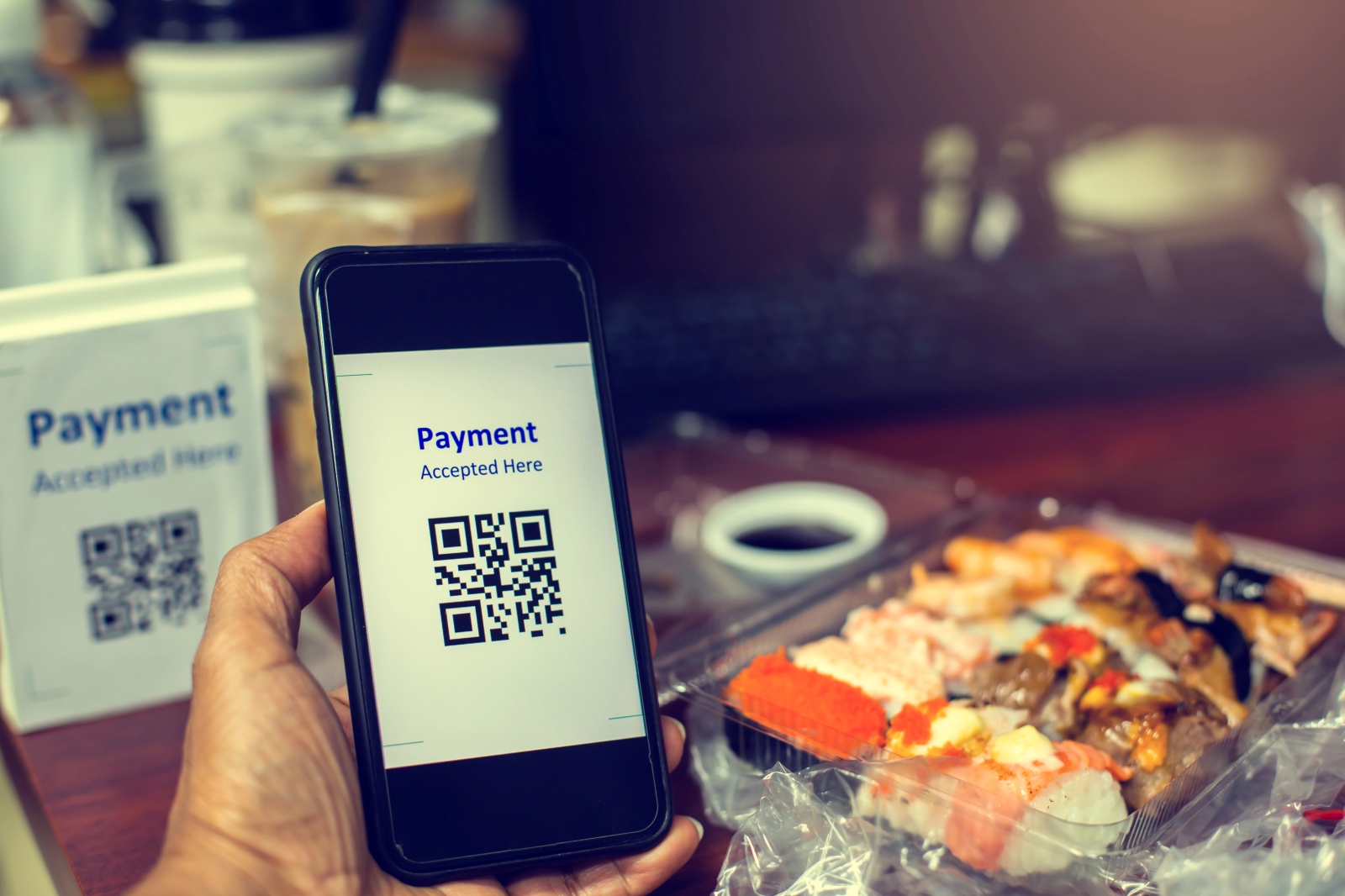 Thanh toán mã QR tự động điền thông tin, giúp giảm nhầm lẫn so với nhập thủ công.