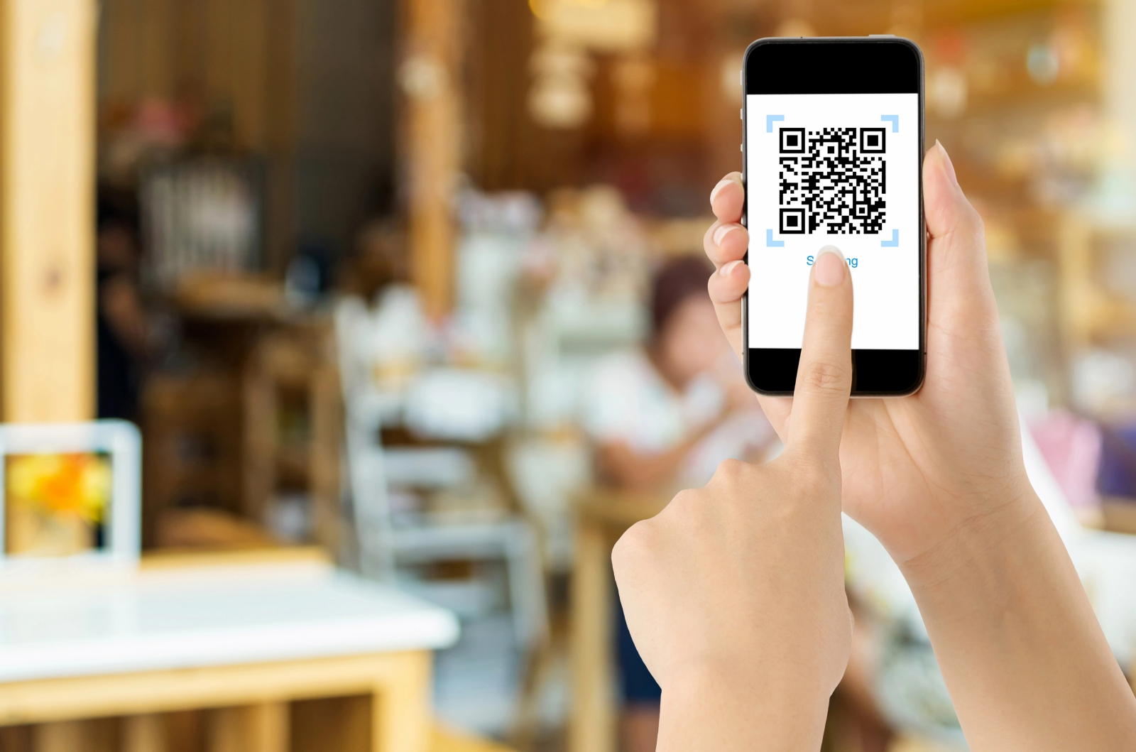 Thanh toán QR Code hỗ trợ giao dịch giữa các ngân hàng thông qua những tiêu chuẩn thanh toán tương thích.