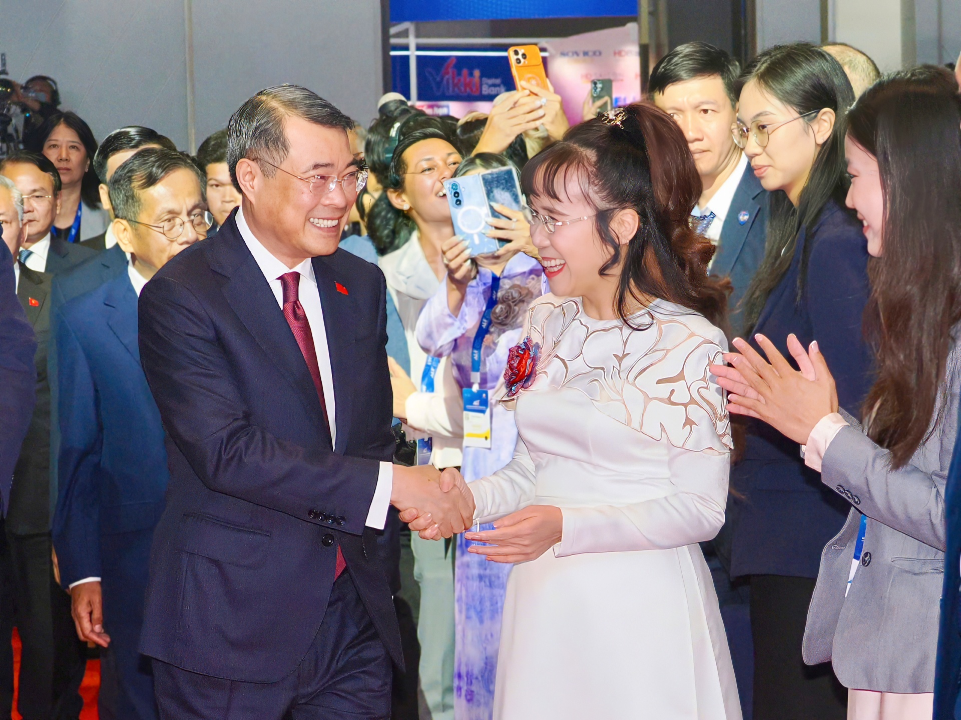Anh hùng Lao động, Tiến sĩ Nguyễn Thị Phương Thảo chào Thủ tướng Chính phủ Lê Minh Hưng tại Diễn đàn Kinh tế Mùa thu 2026