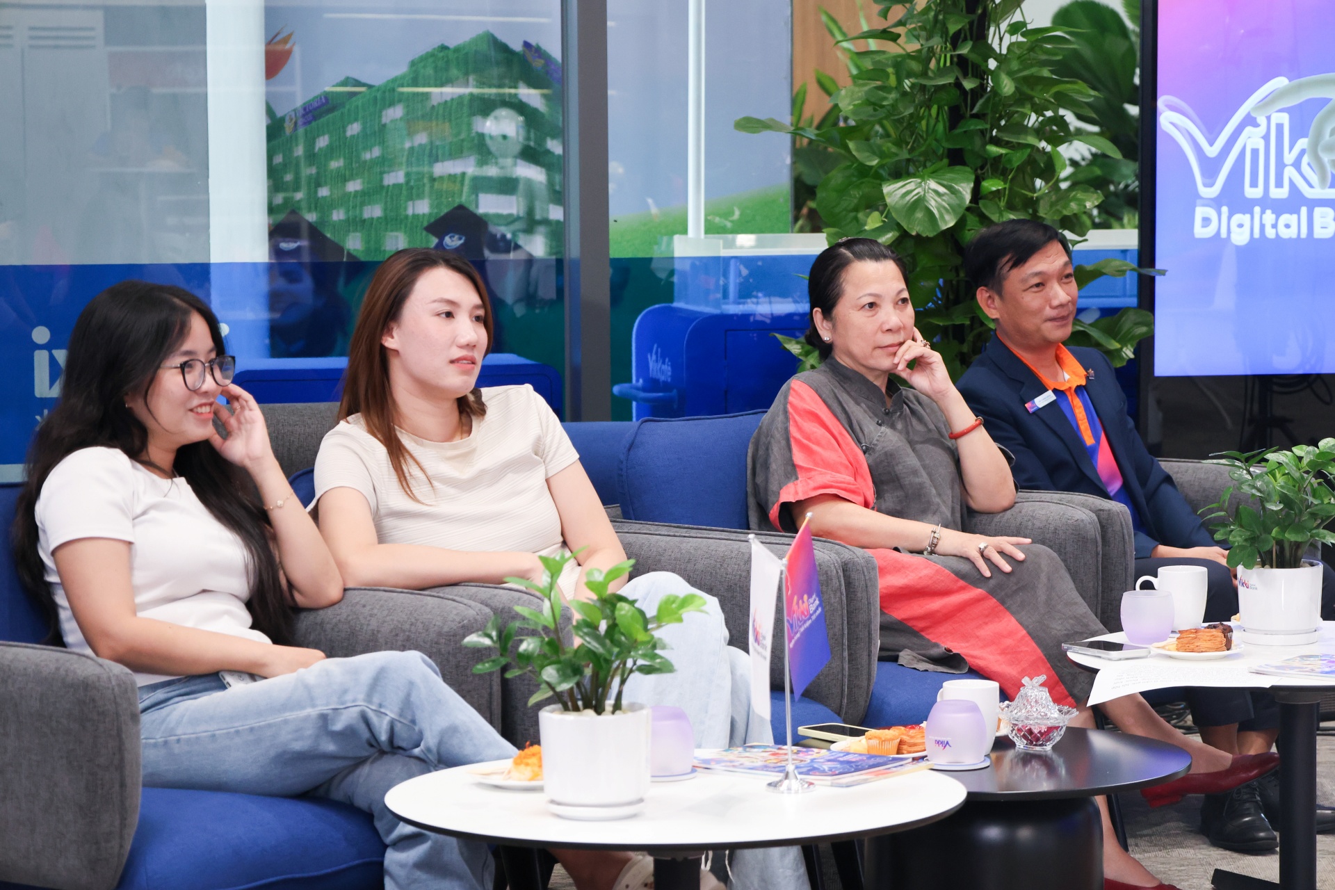 Khách hàng theo dõi phiên livestream “TIẾT KIỆM Vikki - Trúng Bóng VÀNG ký”
