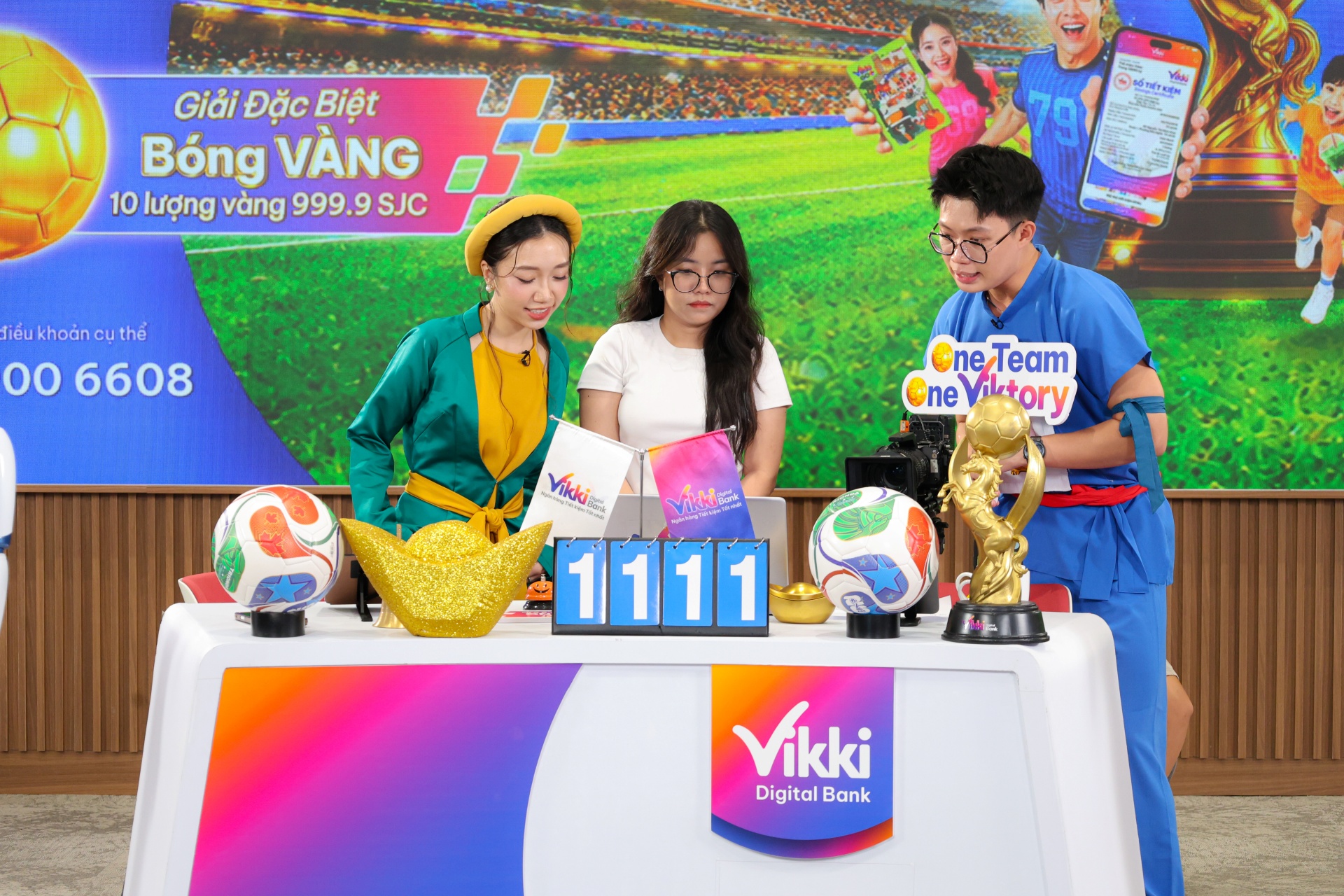 Khách hàng tham gia quay số tại phiên livestream “TIẾT KIỆM Vikki - Trúng Bóng VÀNG ký”