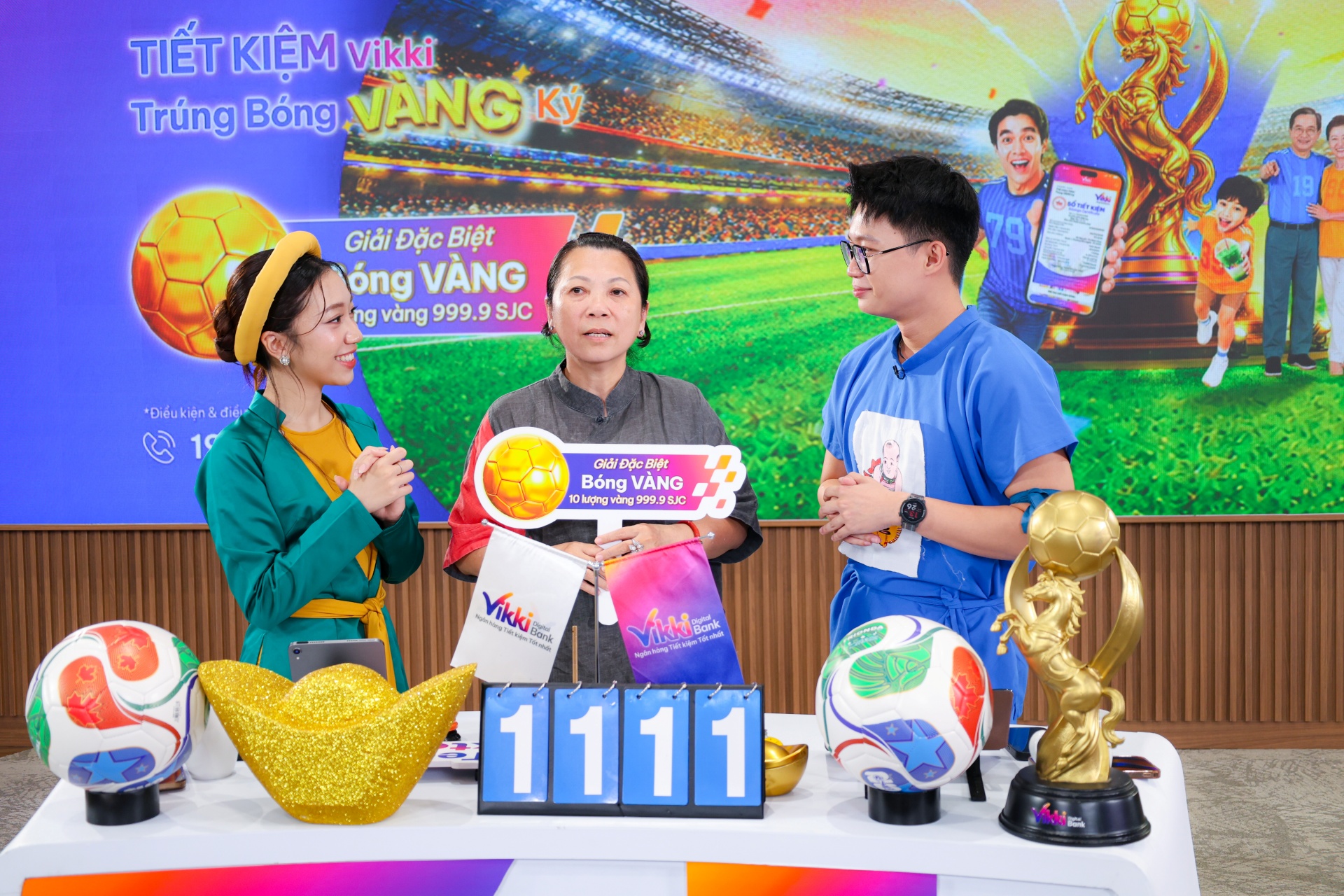 Khách hàng tham gia quay số tại phiên livestream “TIẾT KIỆM Vikki - Trúng Bóng VÀNG ký”