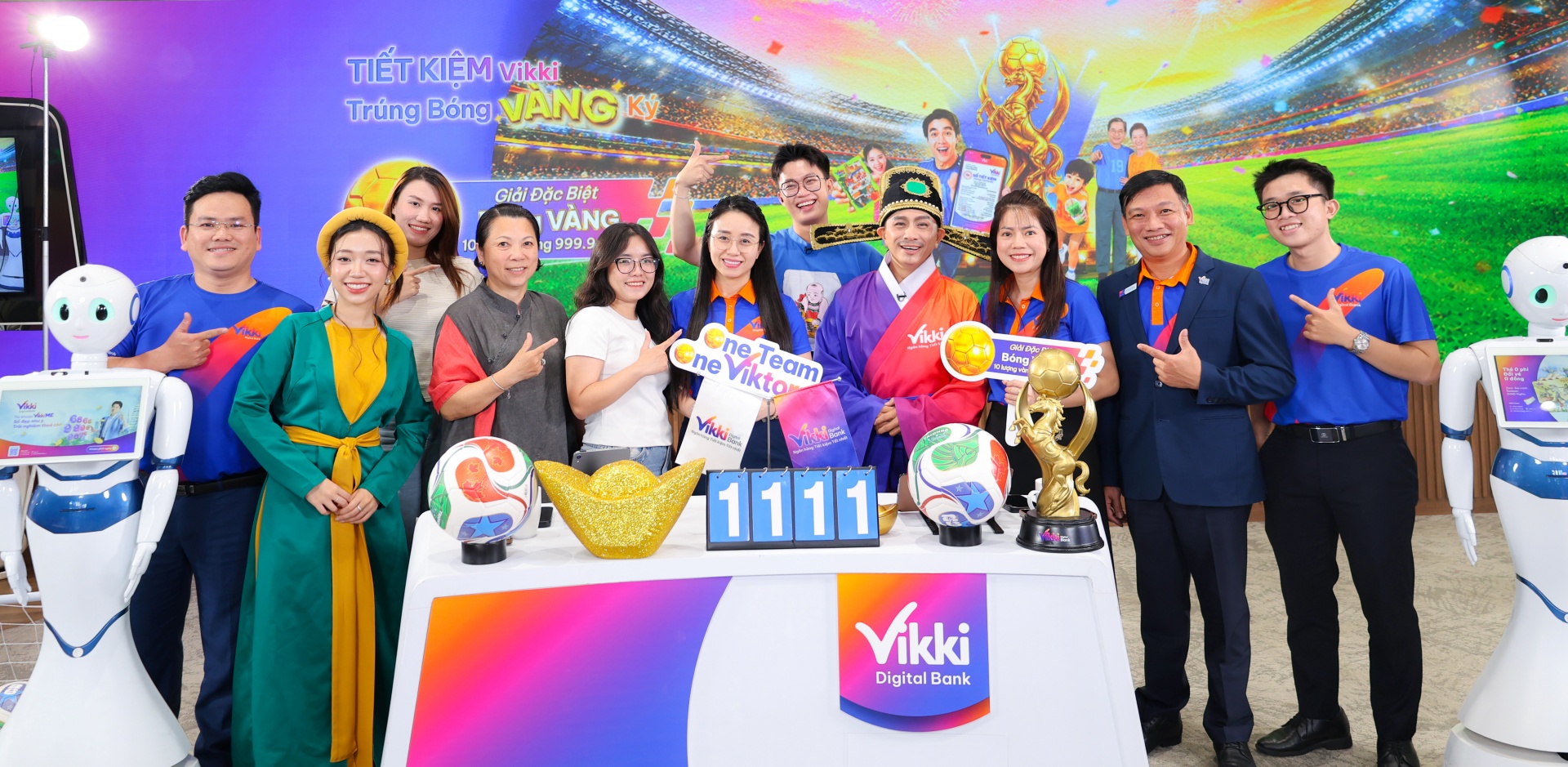 CBNV Vikki Digital Bank cùng khách mời  diễn viên tại phiên livestream “TIẾT KIỆM Vikki - Trúng Bóng VÀNG ký”