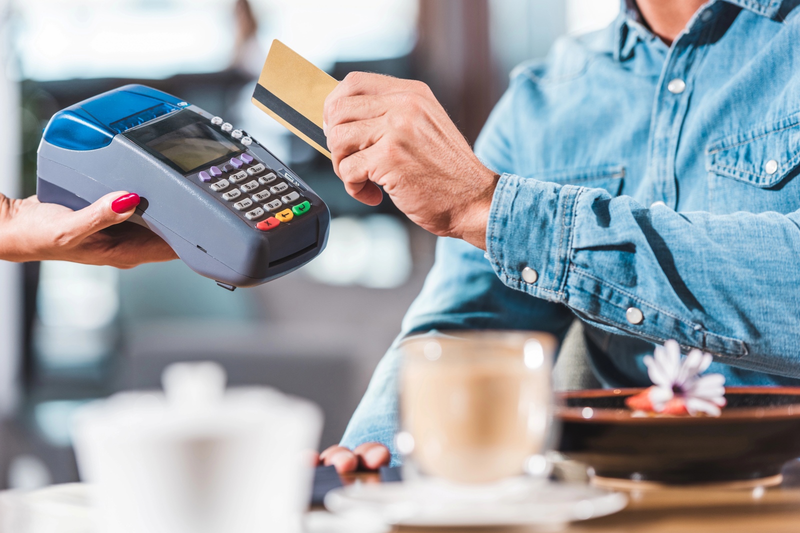 Thanh toán tối thiểu thẻ tín dụng làm phát sinh lãi trên dư nợ chưa thanh toán và không được hưởng điều kiện miễn lãi.