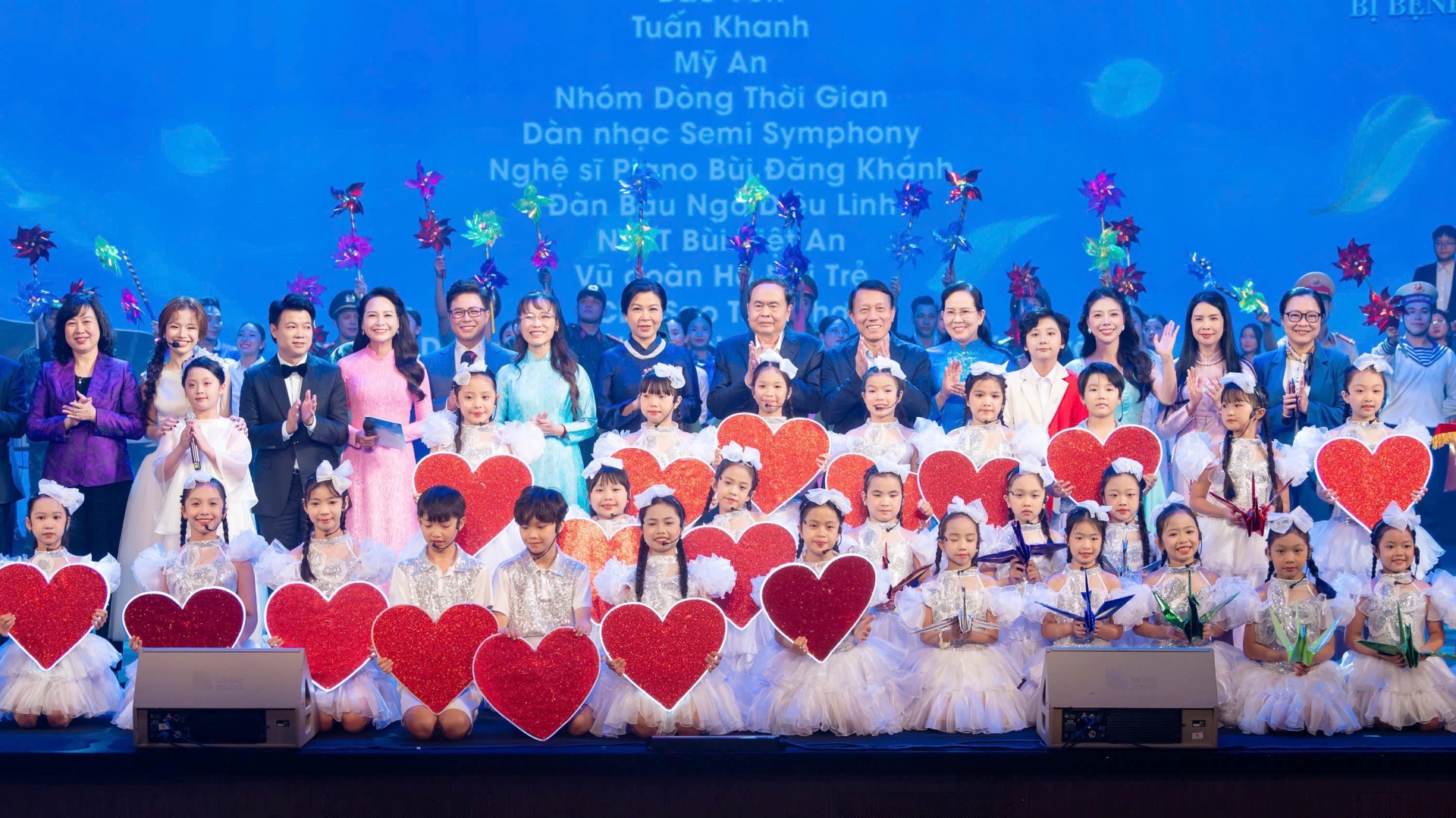Anh hùng Lao động, Tiến sĩ Nguyễn Thị Phương Thảo luôn quan tâm, đồng hành và lan tỏa những giá trị nhân ái, thiết thực hỗ trợ phụ nữ và trẻ em có hoàn cảnh khó khăn. 
