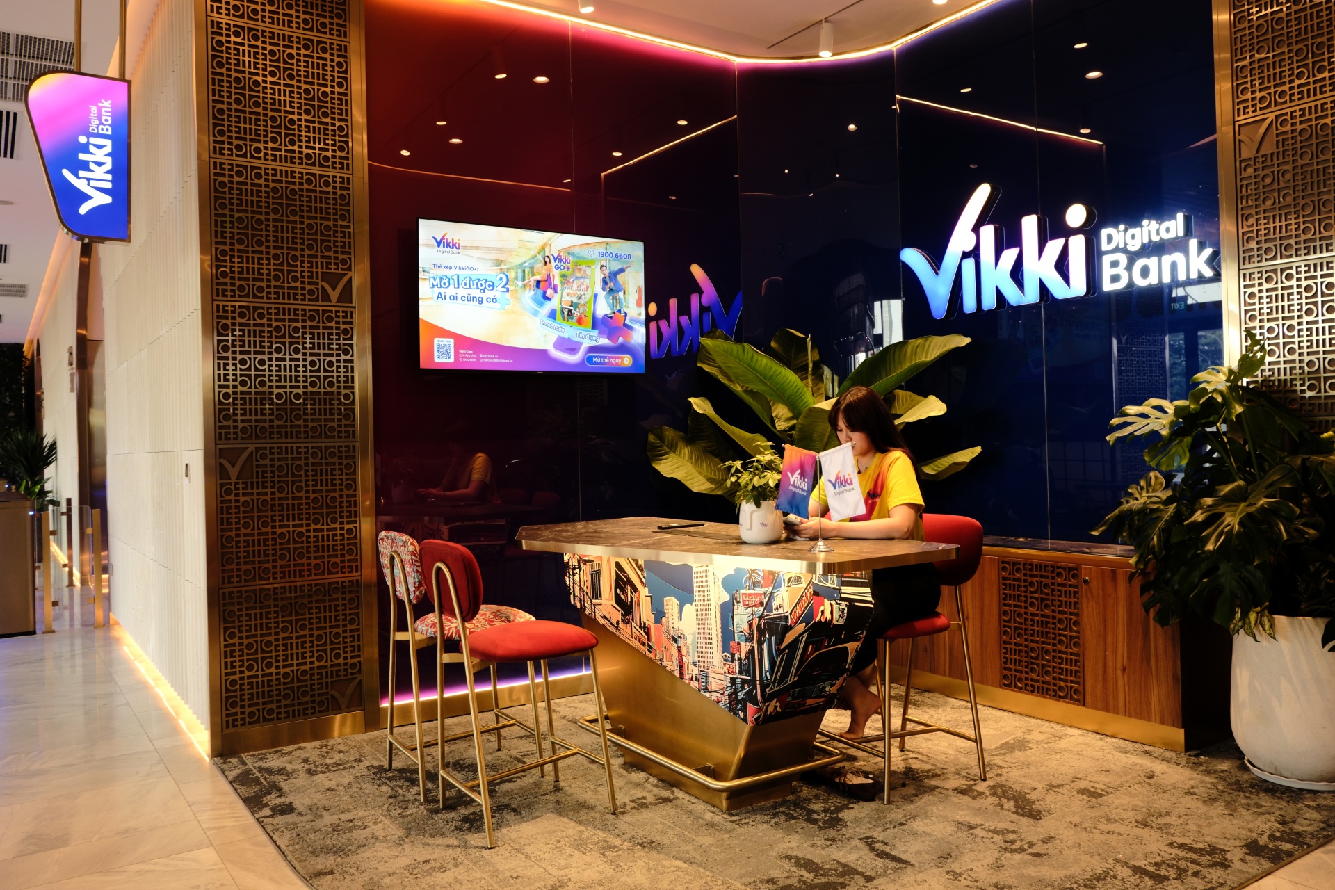 Không gian giao dịch Vikki được thiết kế hiện đại, tinh tế, lấy khách hàng làm trung tâm, kết nối công nghệ với sự phục vụ tận tâm.