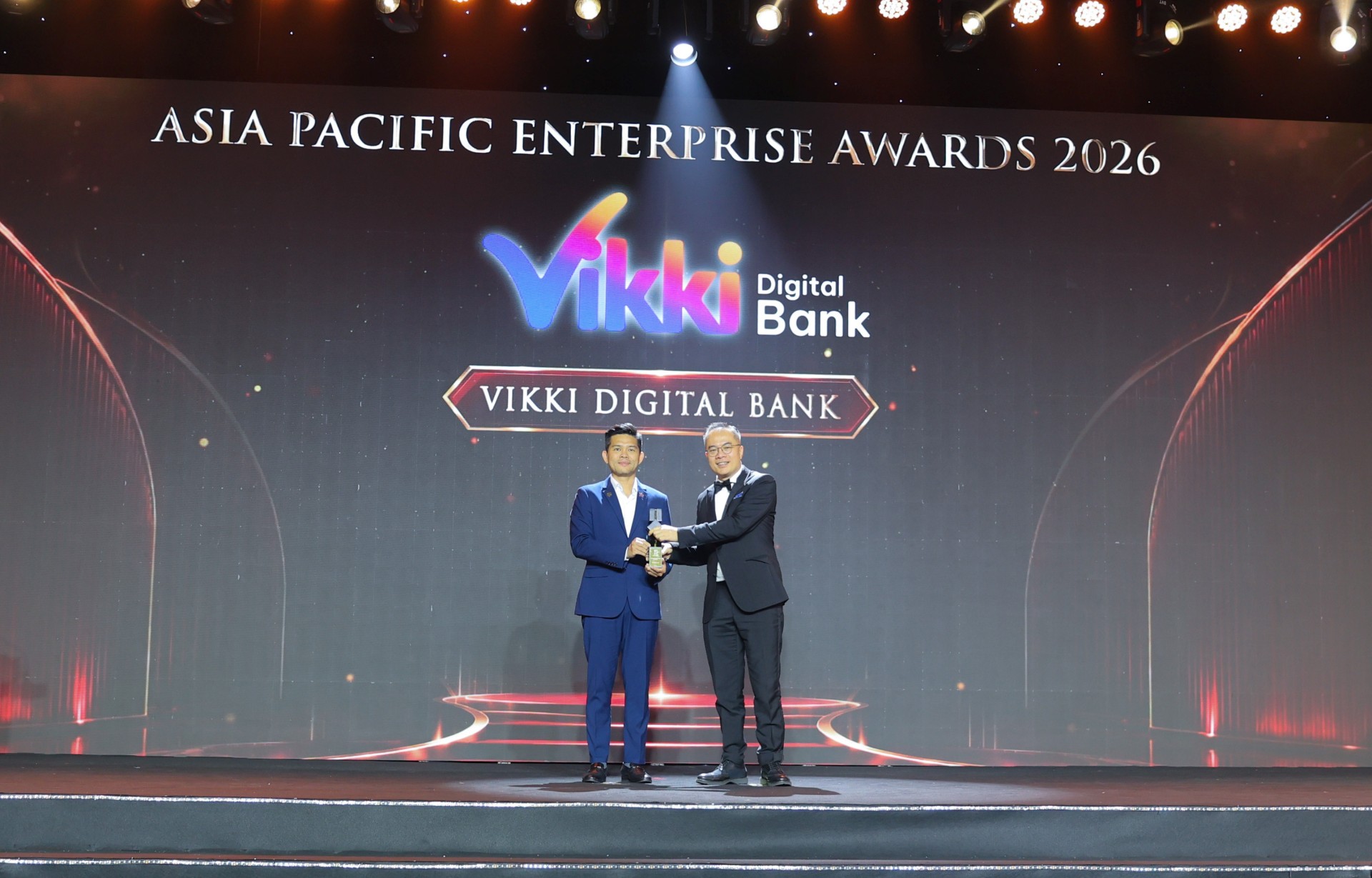 Ông Bùi Minh Hải - Đại diện Vikki Digital Bank nhận Danh hiệu Corporate Excellence Award tại Asia Pacific Enterprise Awards 2026