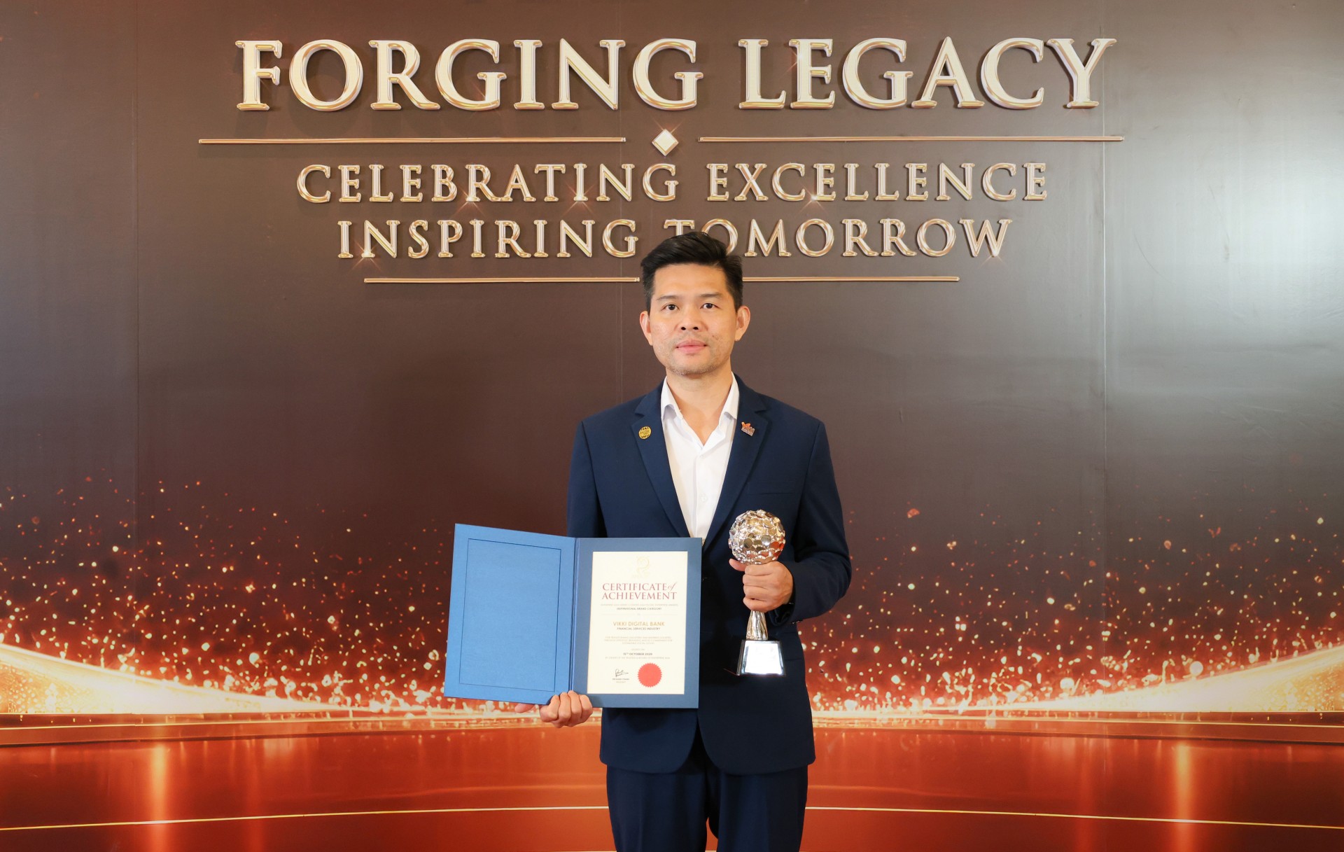Ông Bùi Minh Hải - Đại diện Vikki Digital Bank nhận Danh hiệu Inspirational Brand Award tại Asia Pacific Enterprise Awards 2026