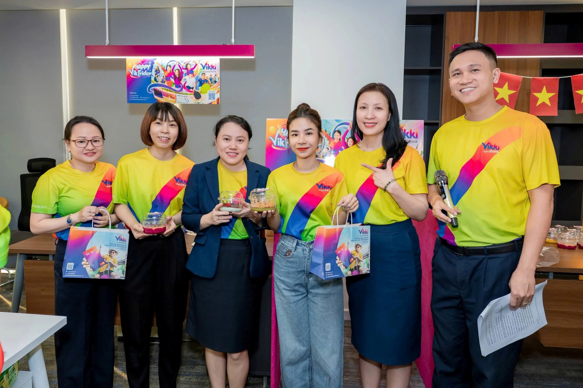 CBNV Vikki Digital Bank rạng rỡ trong các hoạt động giao lưu, kết nối, cùng nhau tạo nên bầu không khí vui tươi, sôi nổi và gắn kết tại Happy VikFriday.