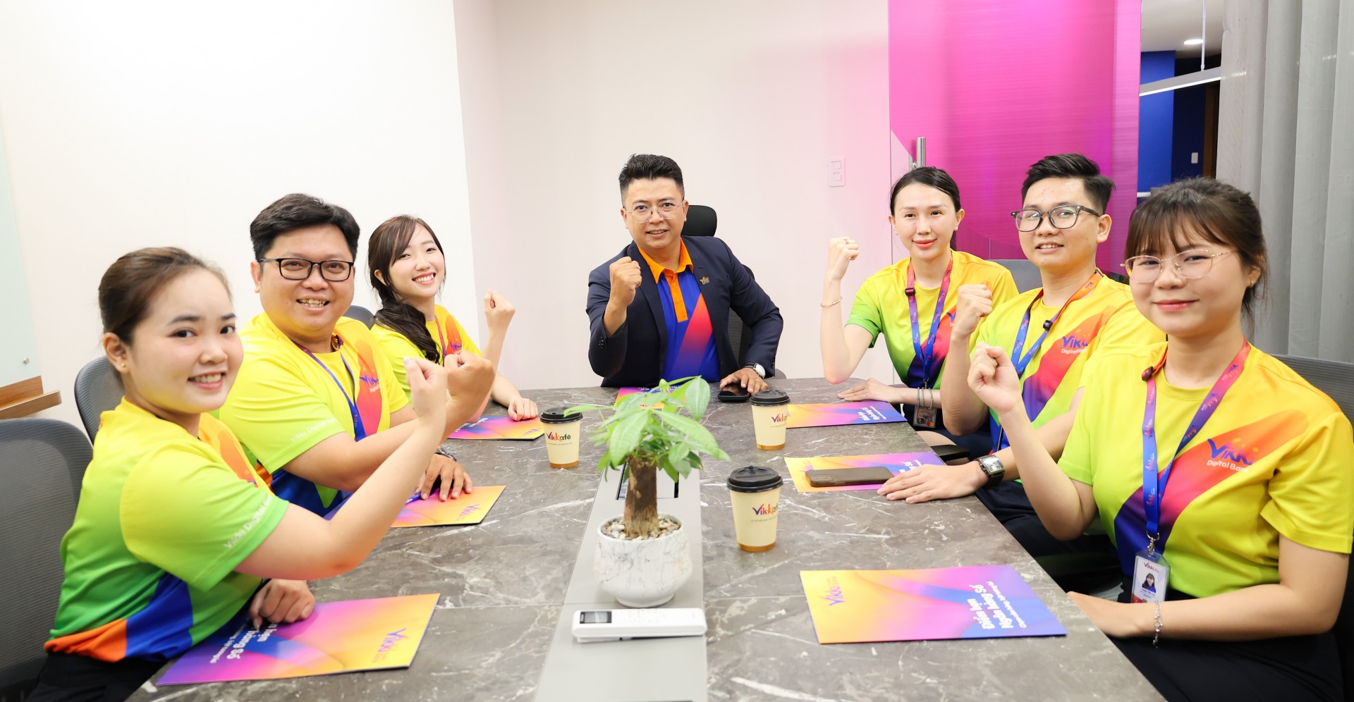 Đội ngũ CBNV Vikki Digital Bank cùng chia sẻ ý tưởng, phát huy tinh thần chủ động và phối hợp trong công việc