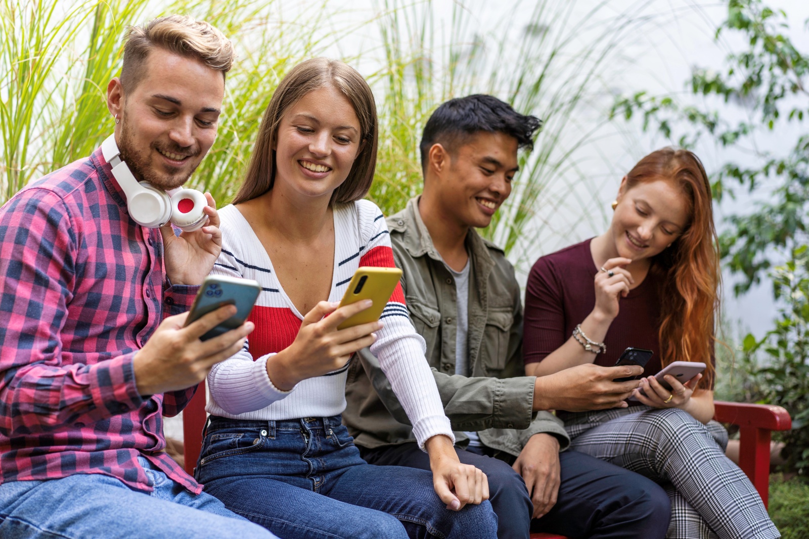 Gen Z linh hoạt vừa mua sắm trực tuyến vừa trải nghiệm tại cửa hàng.