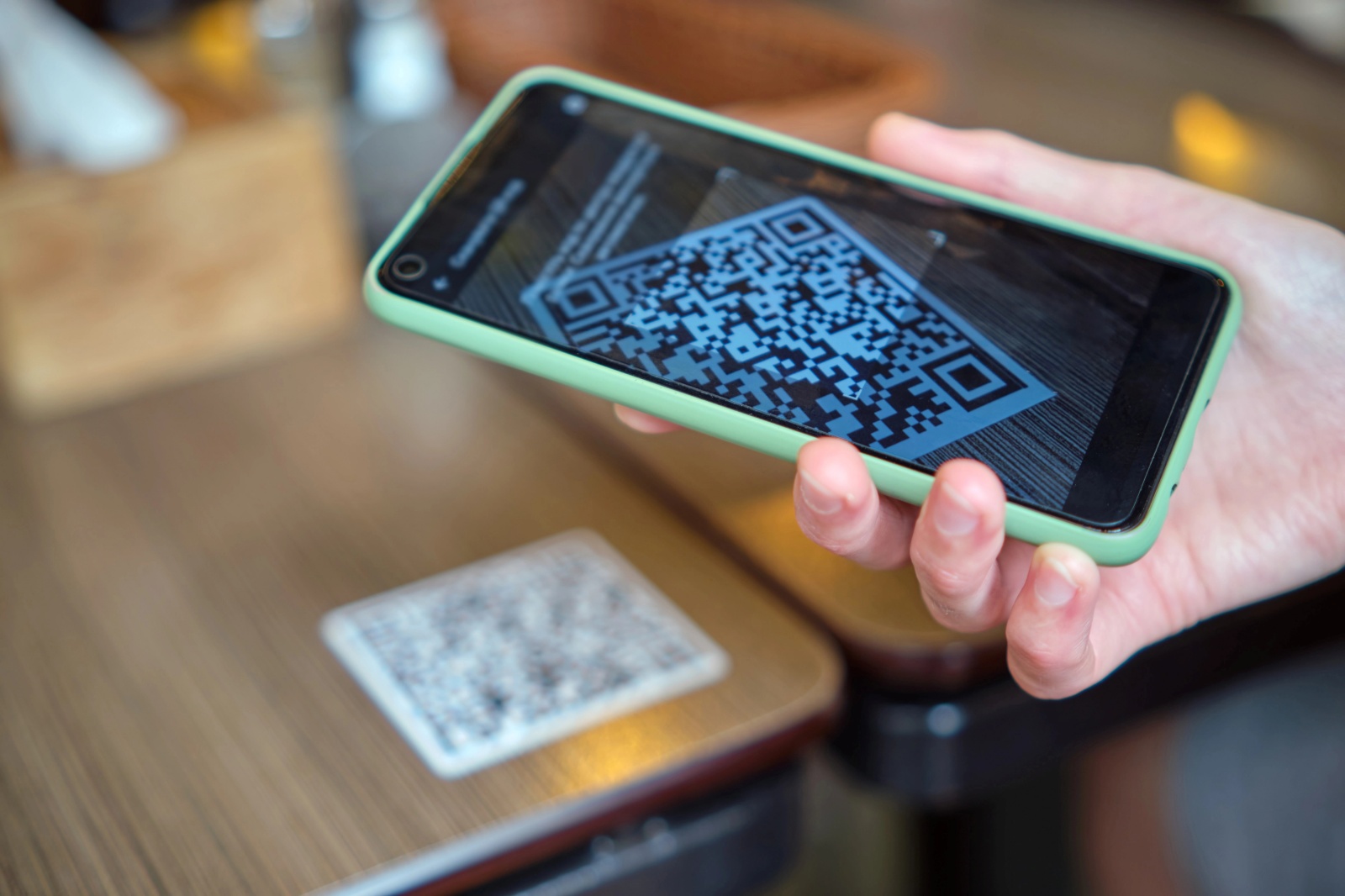 Thanh toán QR được nhiều người trẻ sử dụng.